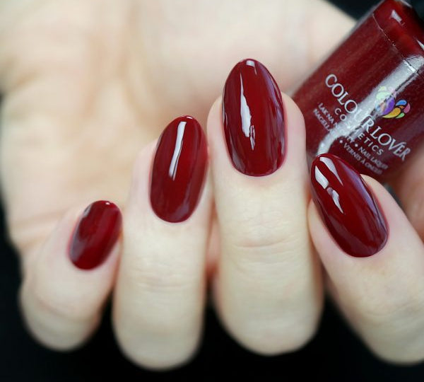 Burgundy red – Vegan quick-dry purple nail polish with a creme finish, 10-free and cruelty-free.