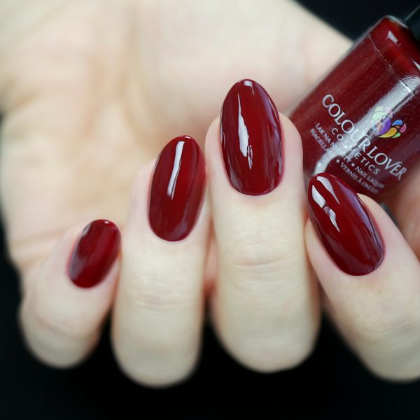 Burgundy red – Vegan quick-dry purple nail polish with a creme finish, 10-free and cruelty-free.