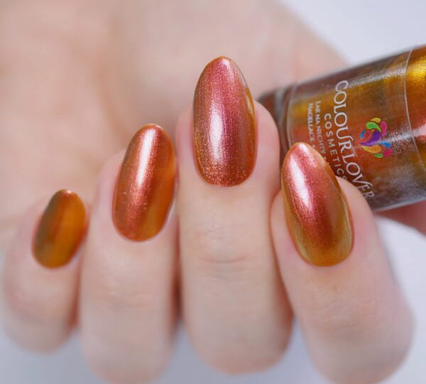 He Loves Me, He Loves Me Not – Vegan 10-free multichromatic nail polish shifting from gold to bronze to red, plant-based, and cruelty-free.