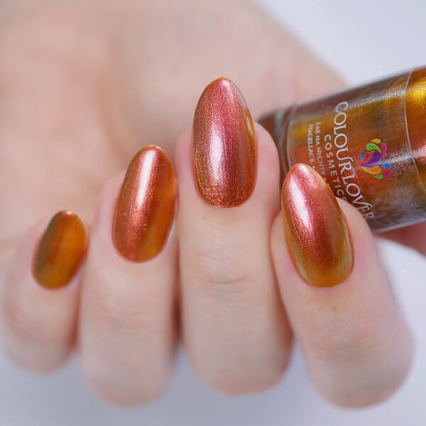 He Loves Me, He Loves Me Not – Vegan 10-free multichromatic nail polish shifting from gold to bronze to red, plant-based, and cruelty-free.