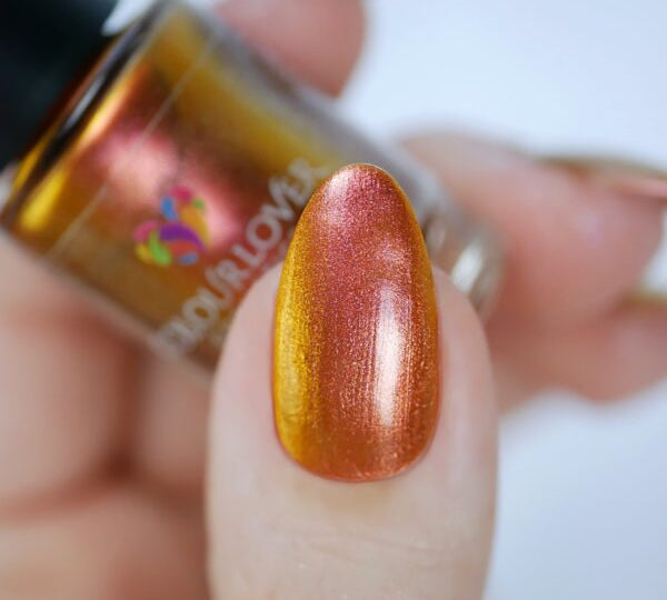 He Loves Me, He Loves Me Not – Vegan 10-free multichromatic nail polish shifting from gold to bronze to red, plant-based, and cruelty-free.