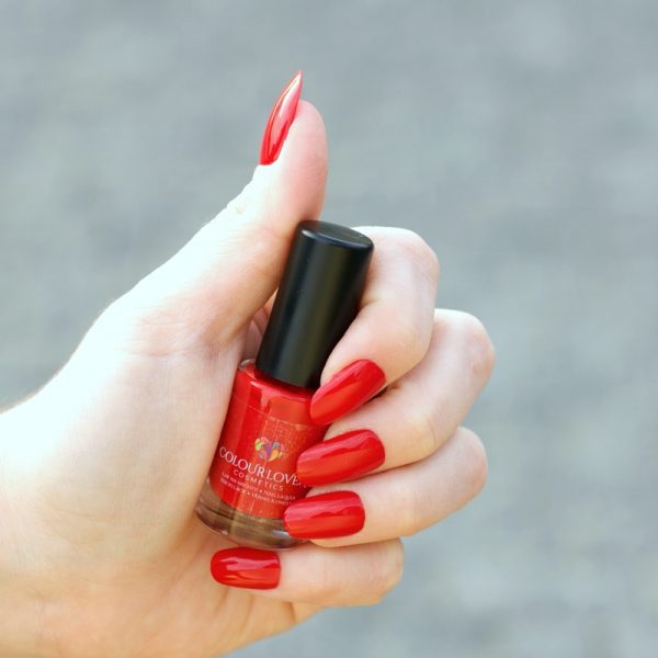 Timeless Red – Vegan 10-free classic red nail polish with a cream finish, plant-based, and cruelty-free.