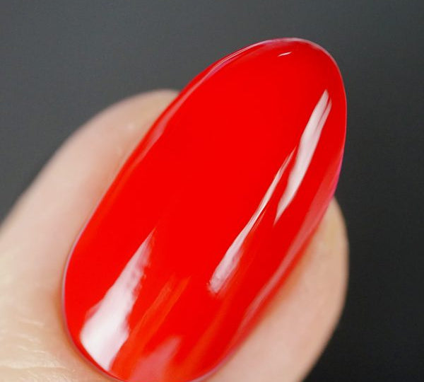 Timeless Red – Vegan 10-free classic red nail polish with a cream finish, plant-based, and cruelty-free.