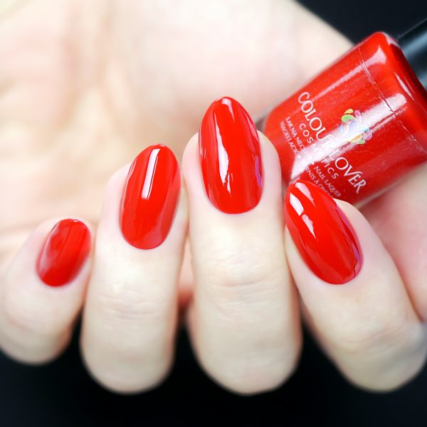 Timeless Red – Vegan 10-free classic red nail polish with a cream finish, plant-based, and cruelty-free.