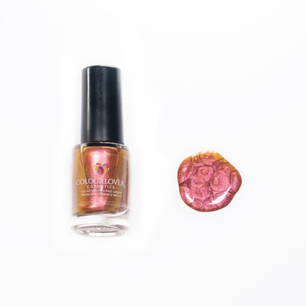 He Loves Me, He Loves Me Not – Vegan 10-free multichromatic nail polish shifting from gold to bronze to red, plant-based, and cruelty-free.