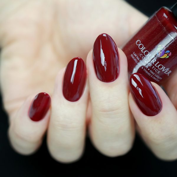 dark red nail polish with plant based, 10-free, vegan, cruelty free, sustainable, safe and healthy formula handmade in Slovakia