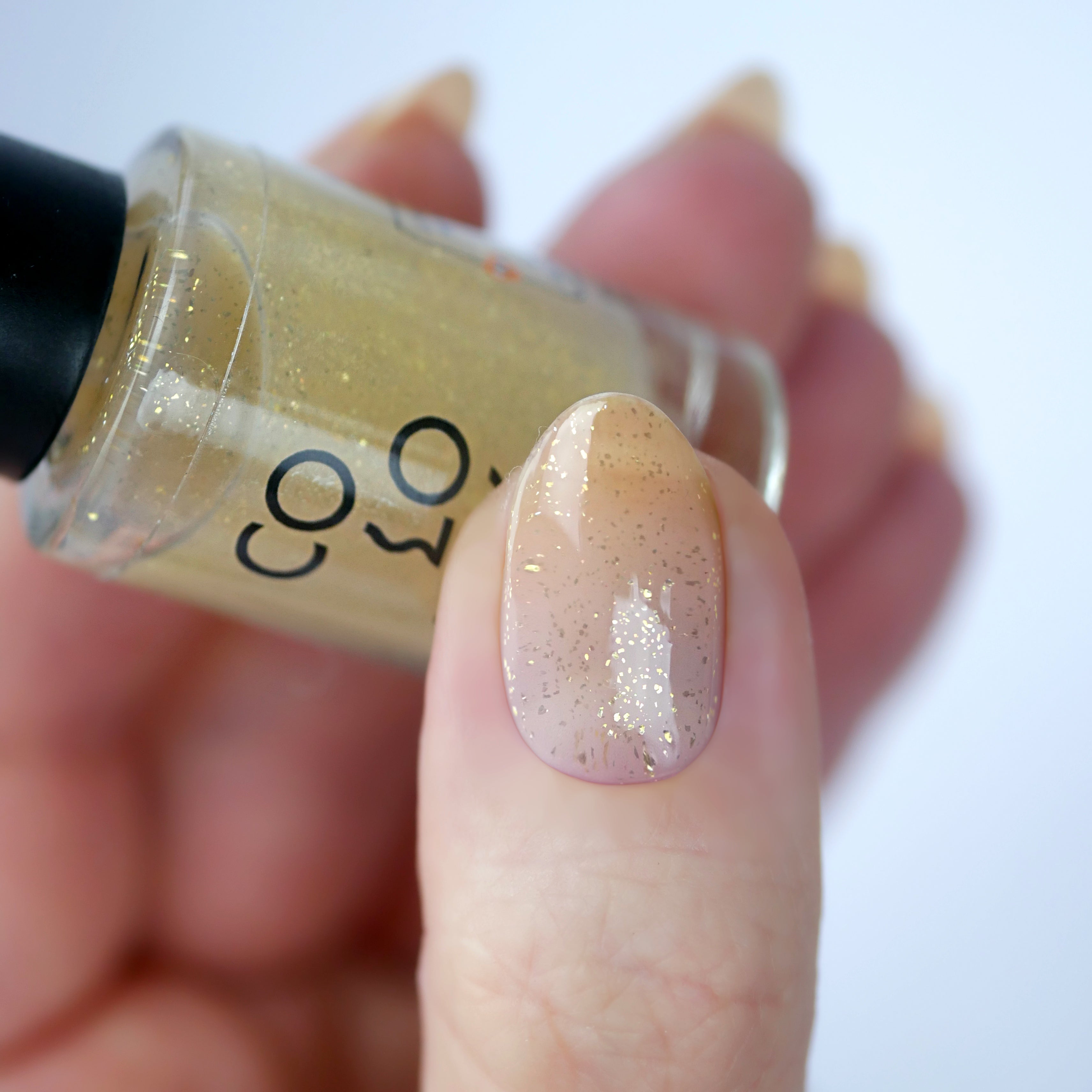 gold flakie nail polish with plant based, 10-free, vegan, cruelty free, sustainable, safe and healthy formula handmade in Slovakia