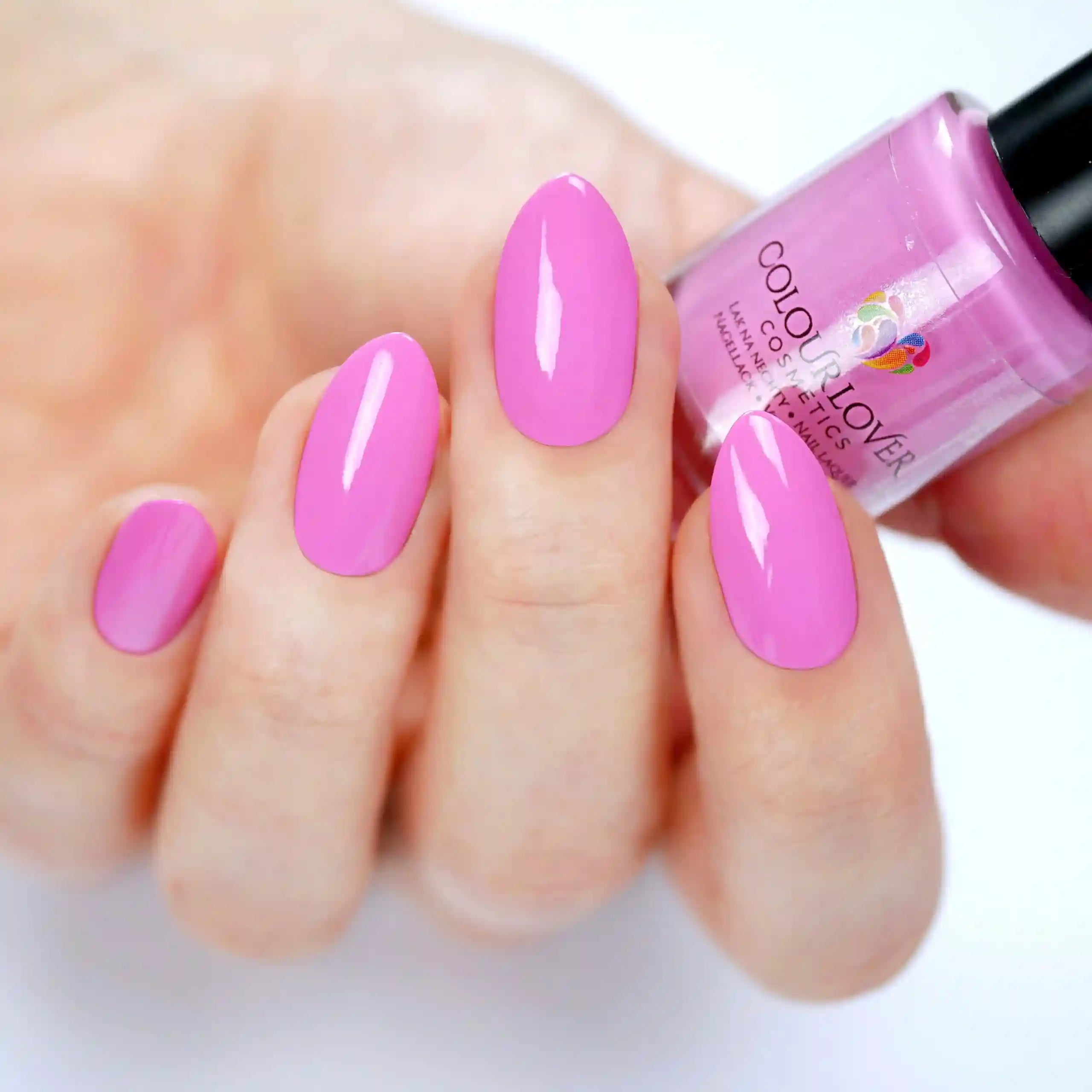 Art of Femininity – 6-piece vegan nail polish collection with plant-based, quick-dry formula.